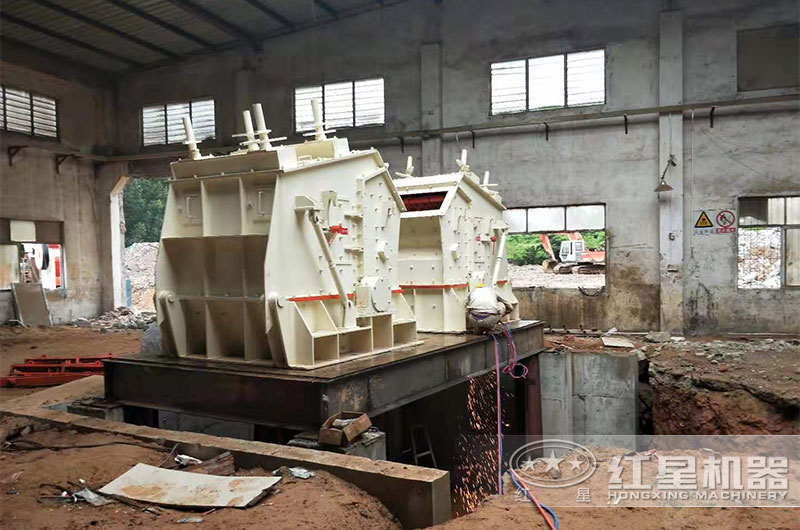 小型反擊式破碎機(jī)安裝現(xiàn)場