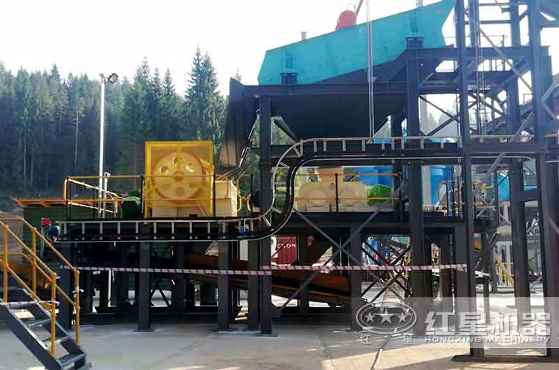 對(duì)輥式制砂機(jī)現(xiàn)場